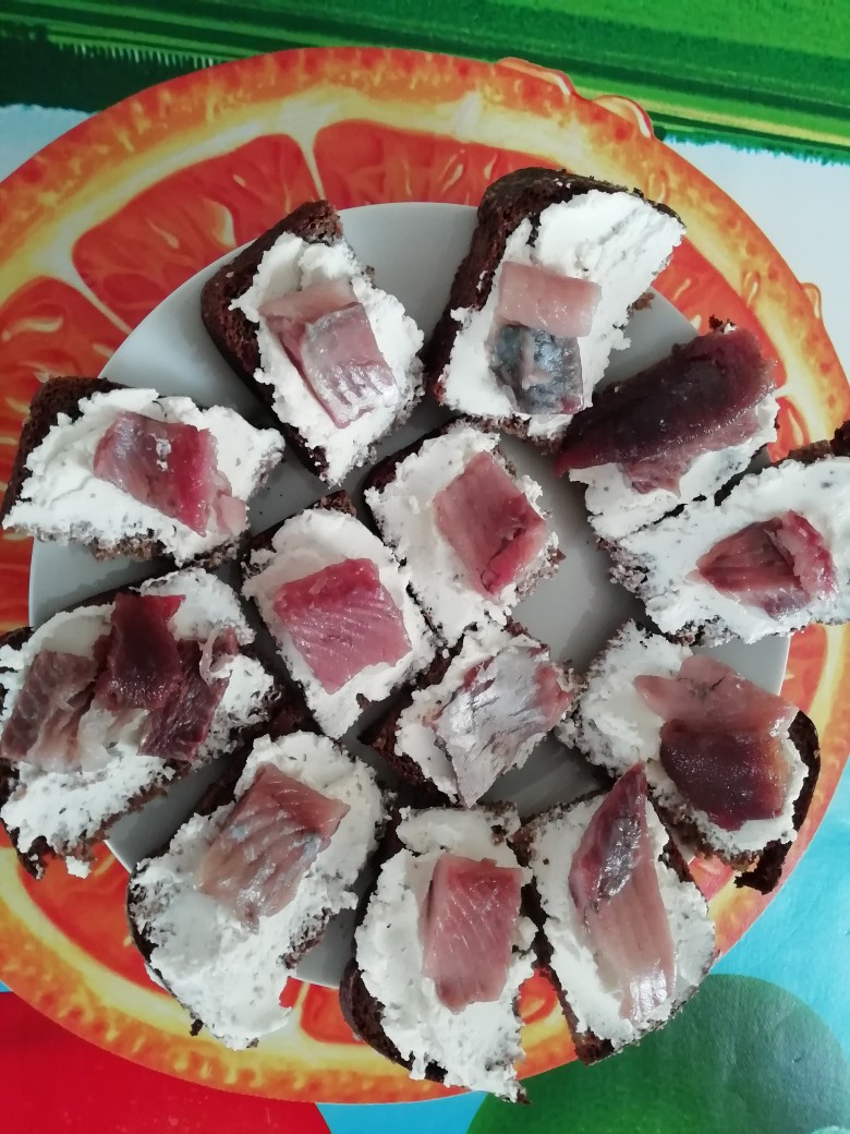 Бутерброды с сельдью и творожным сыром