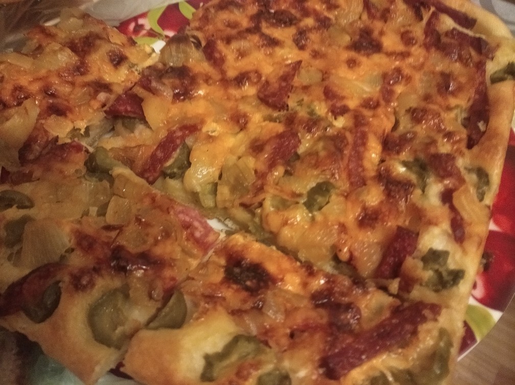 Вкусный Рецепт: Пицца с колбасой и маринованными огурцами