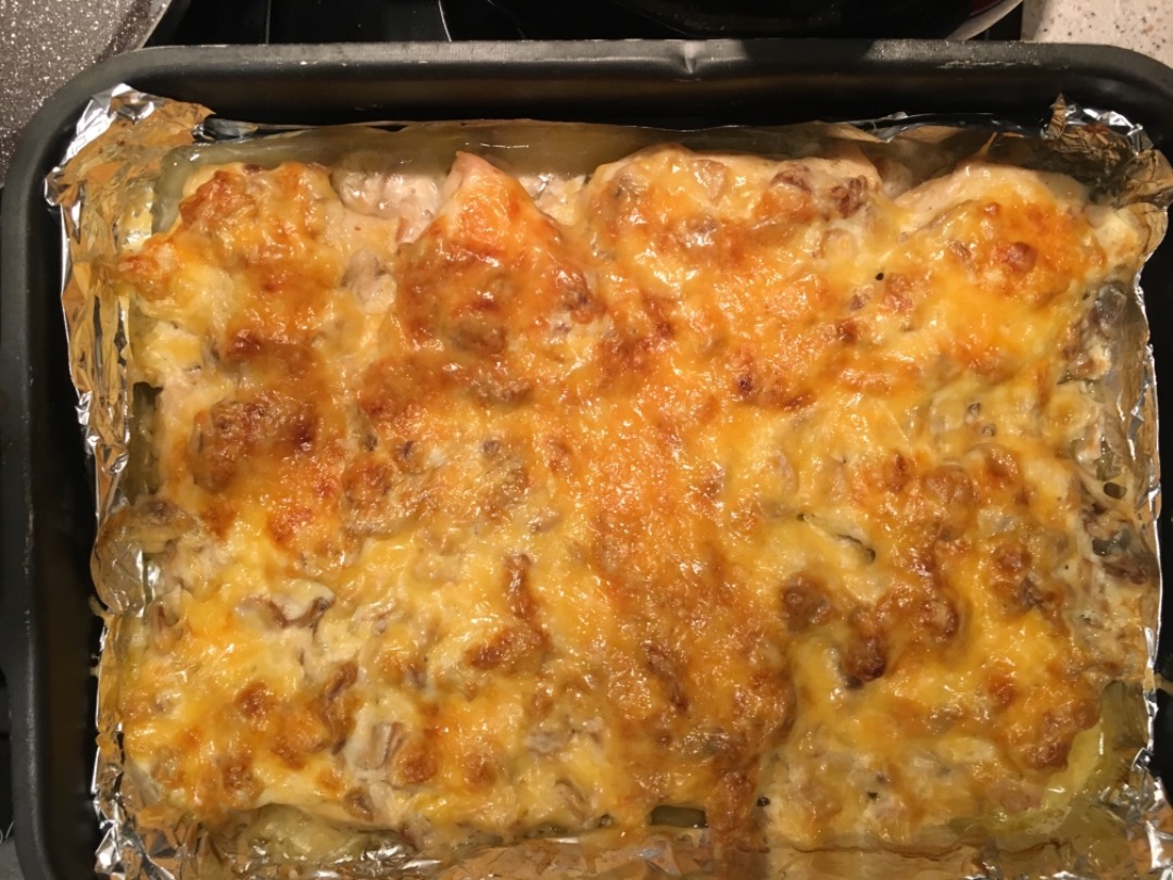 Куриная грудка под грибным соусом
