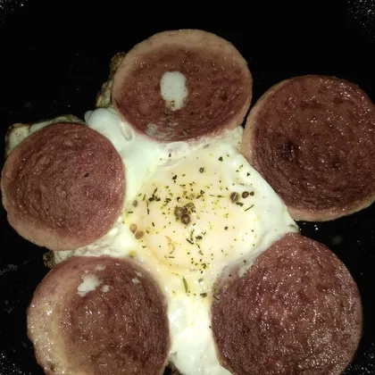 Лёгкий завтрак - яичница с колбасой