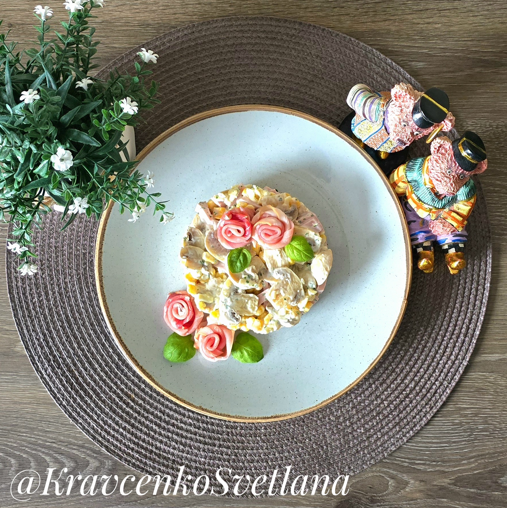 Салат с маринованными шампиньонами