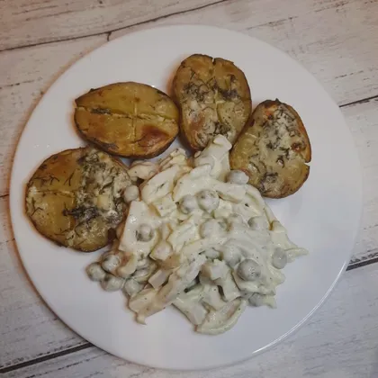 "Салат с кальмаром" и печеный картофель в мундире