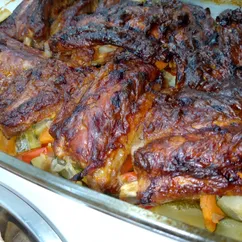 Маринованные свиные ребра с овощами в духовке