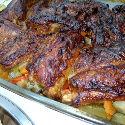 Маринованные свиные ребра с овощами в духовке