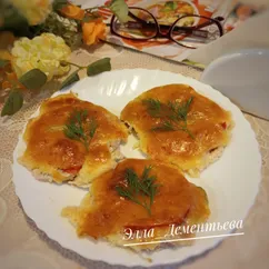 Свинина под сырной шапочкой с помидорами и маринованными огурцами