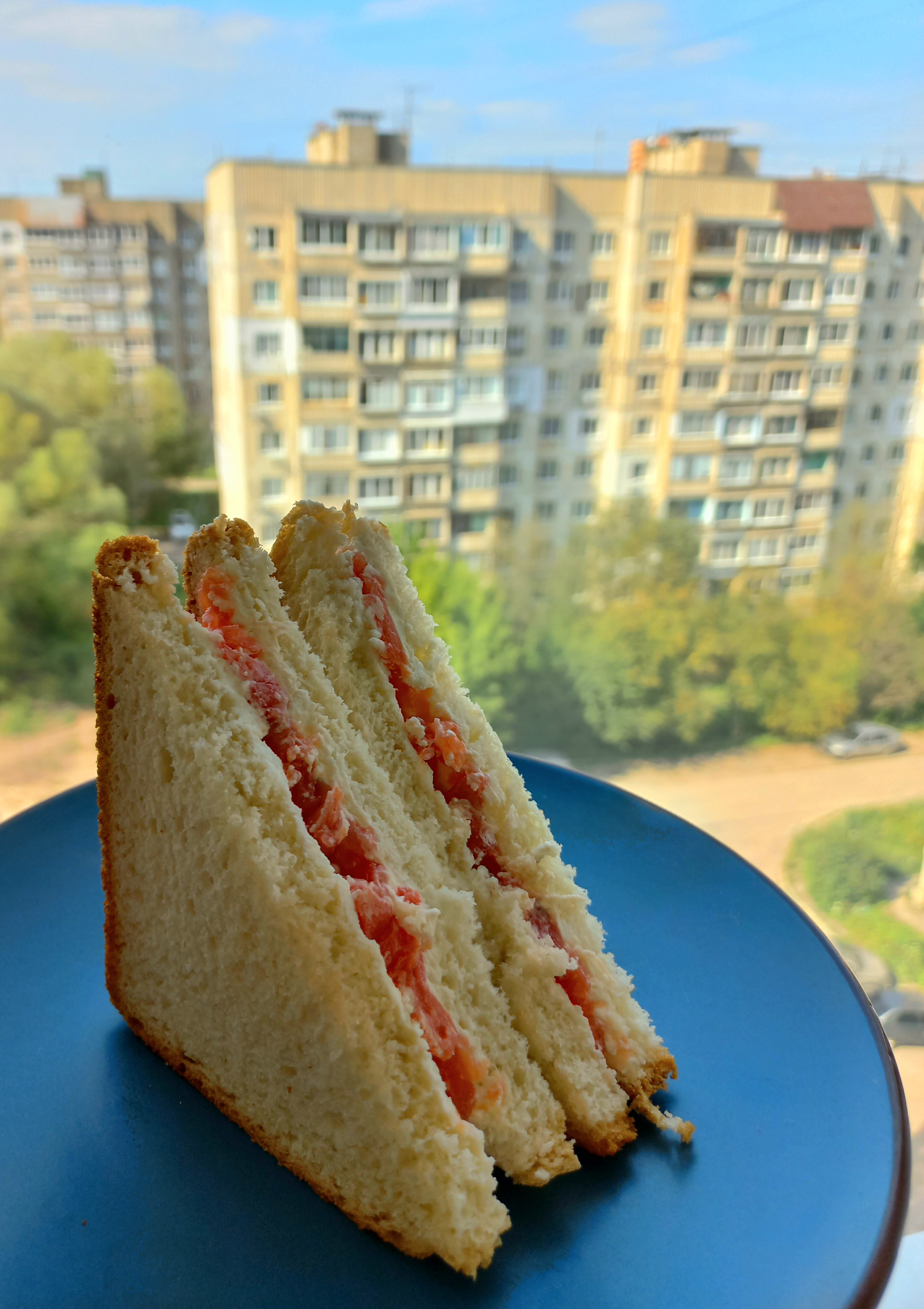 Сэндвич с красной рыбой и творожным сыром