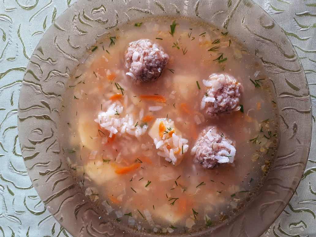 Рисовый суп с фрикадельками из пельменного фарша