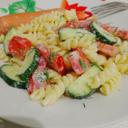 Тёплый салат с макаронами и овощами
