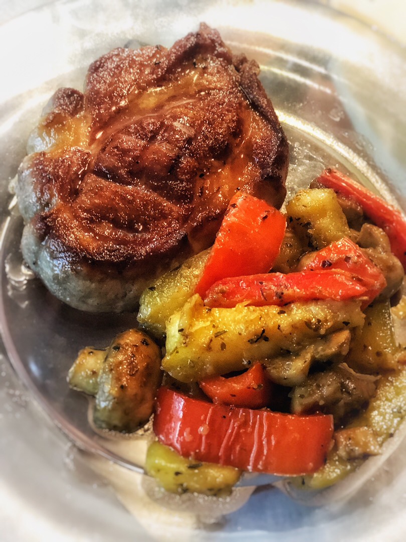 Мясной стейк с овощами гриль
