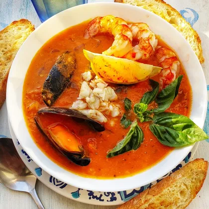 Чиопино..томатный суп с рыбой и морепродуктами