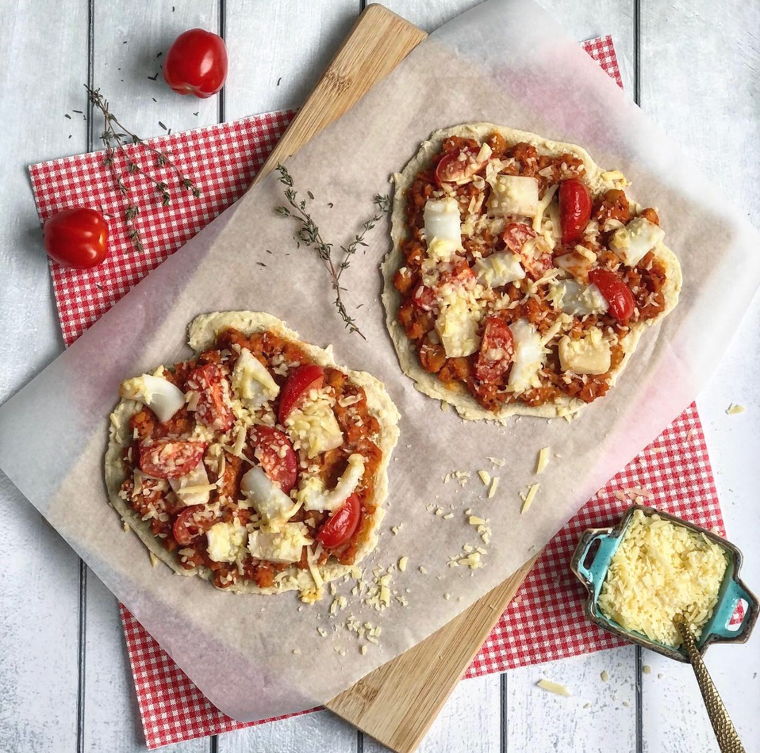 Пицца с морепродуктами и домашним томатным соусом