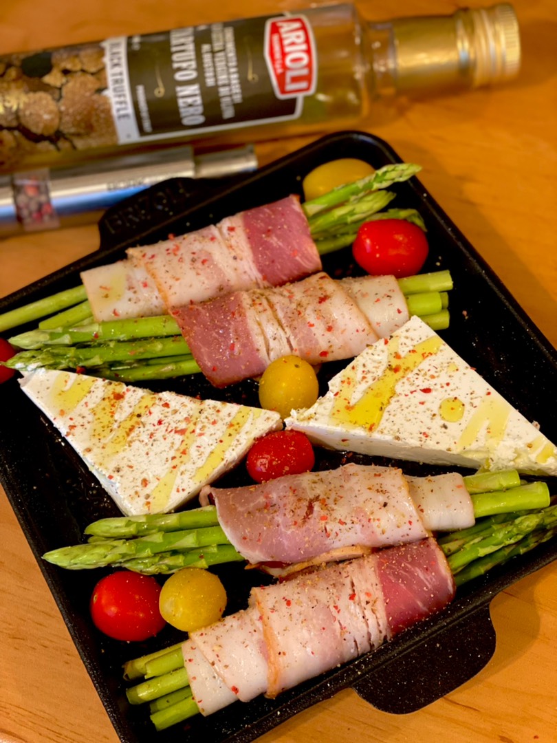 Запечённый сыр Фета, спаржа в беконе и Черри