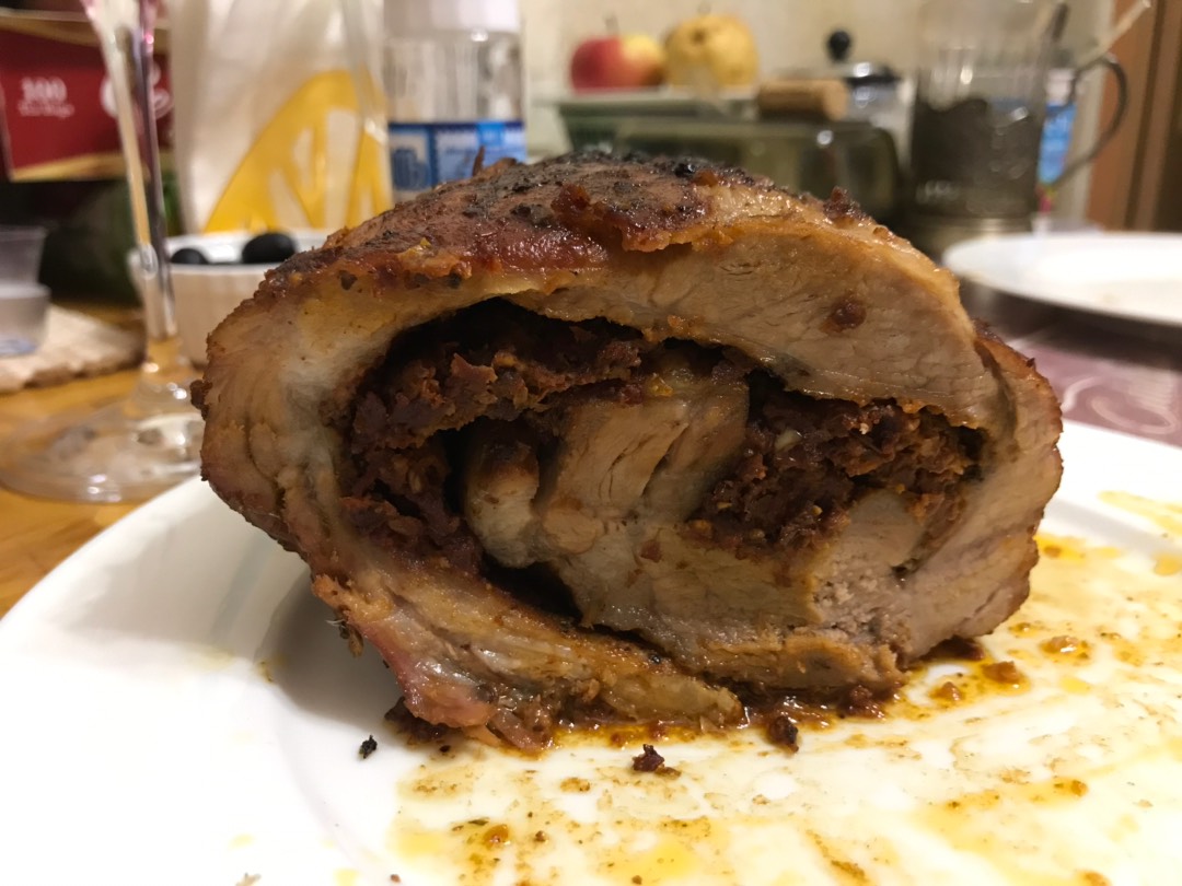 Рулет из свинины и вяленых томатов