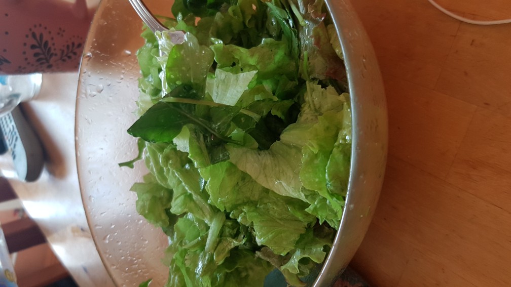 салат из листьев салата с яйцом | Дзен