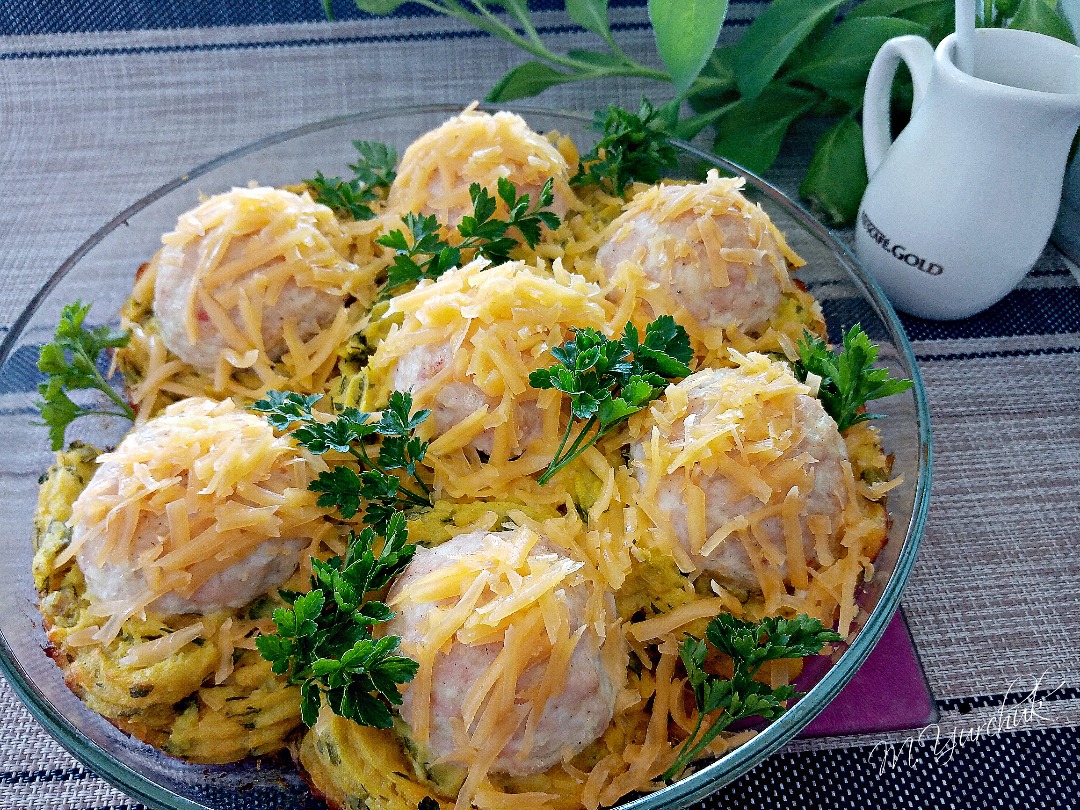Куриные котлетки запечённые в картофельном пюре