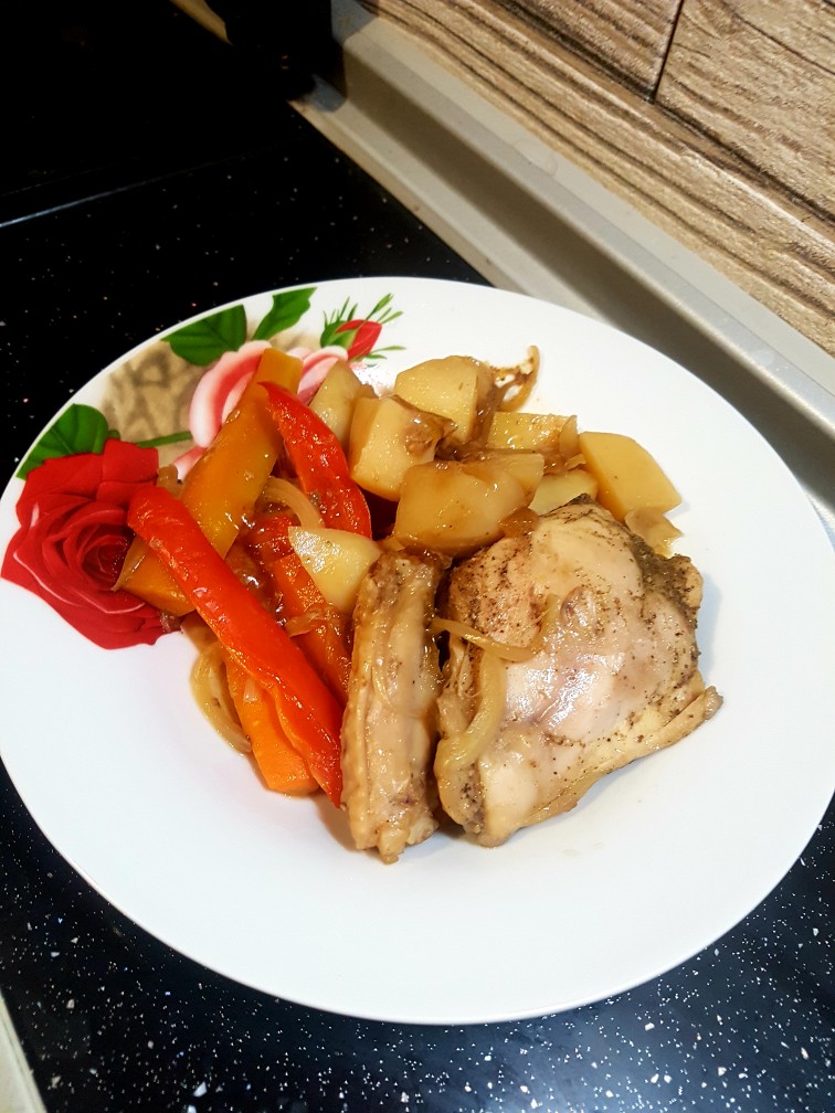 Курочка с картофелем, перцем и морковью