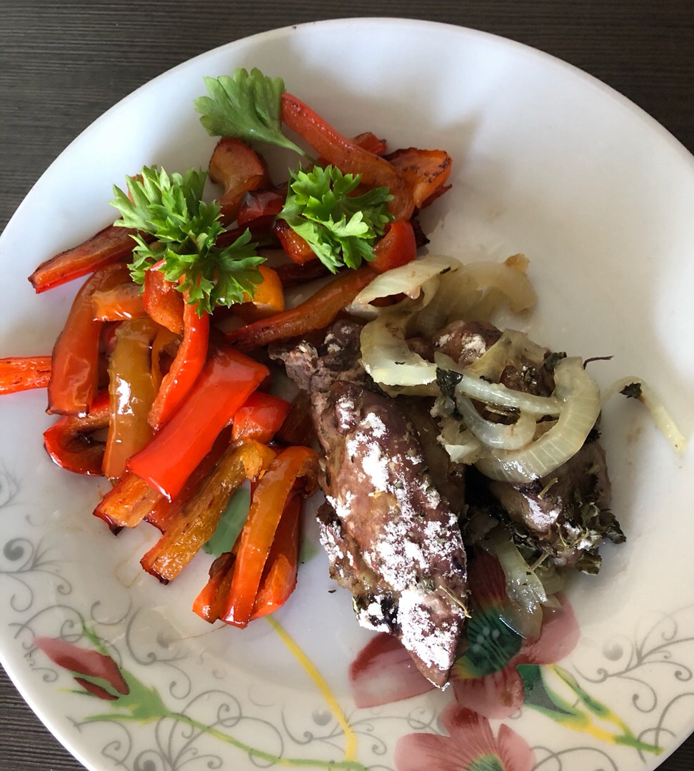 Куриная печень на луковой подушке