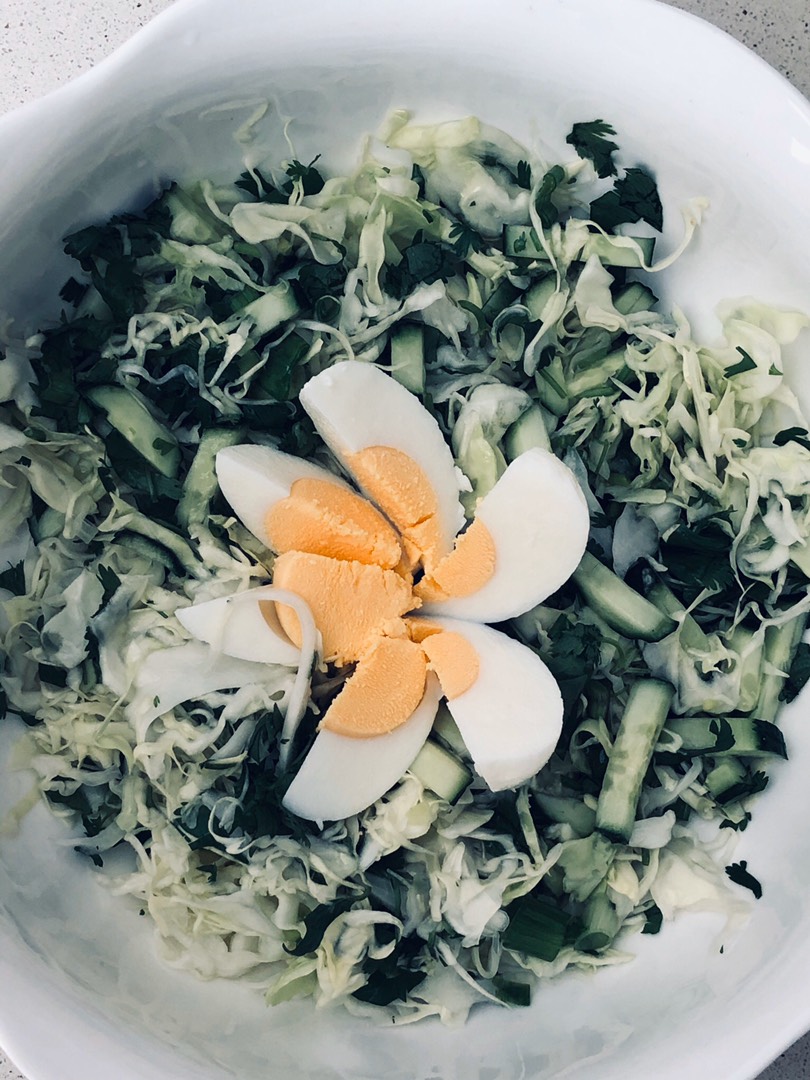 Салат из молодой капусты с кукурузой — рецепт с фото пошагово