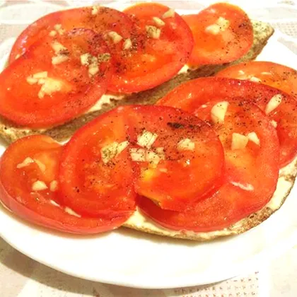 Бутерброды с томатом и чесноком