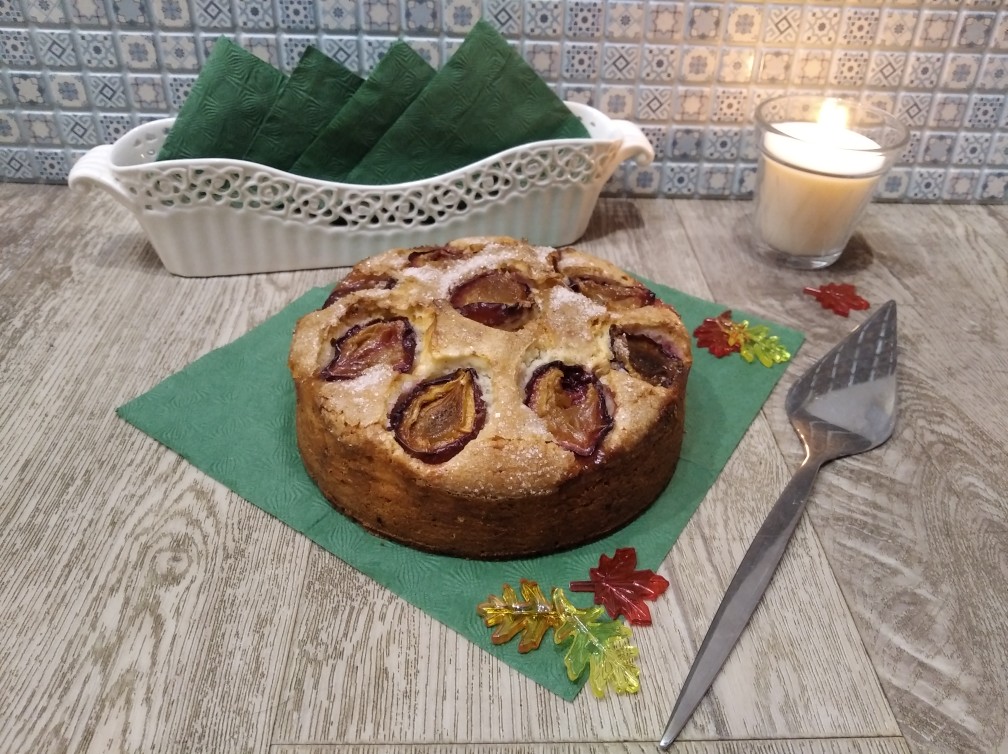 Пирог на кефире со сливой