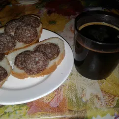 Завтрак с колбасой