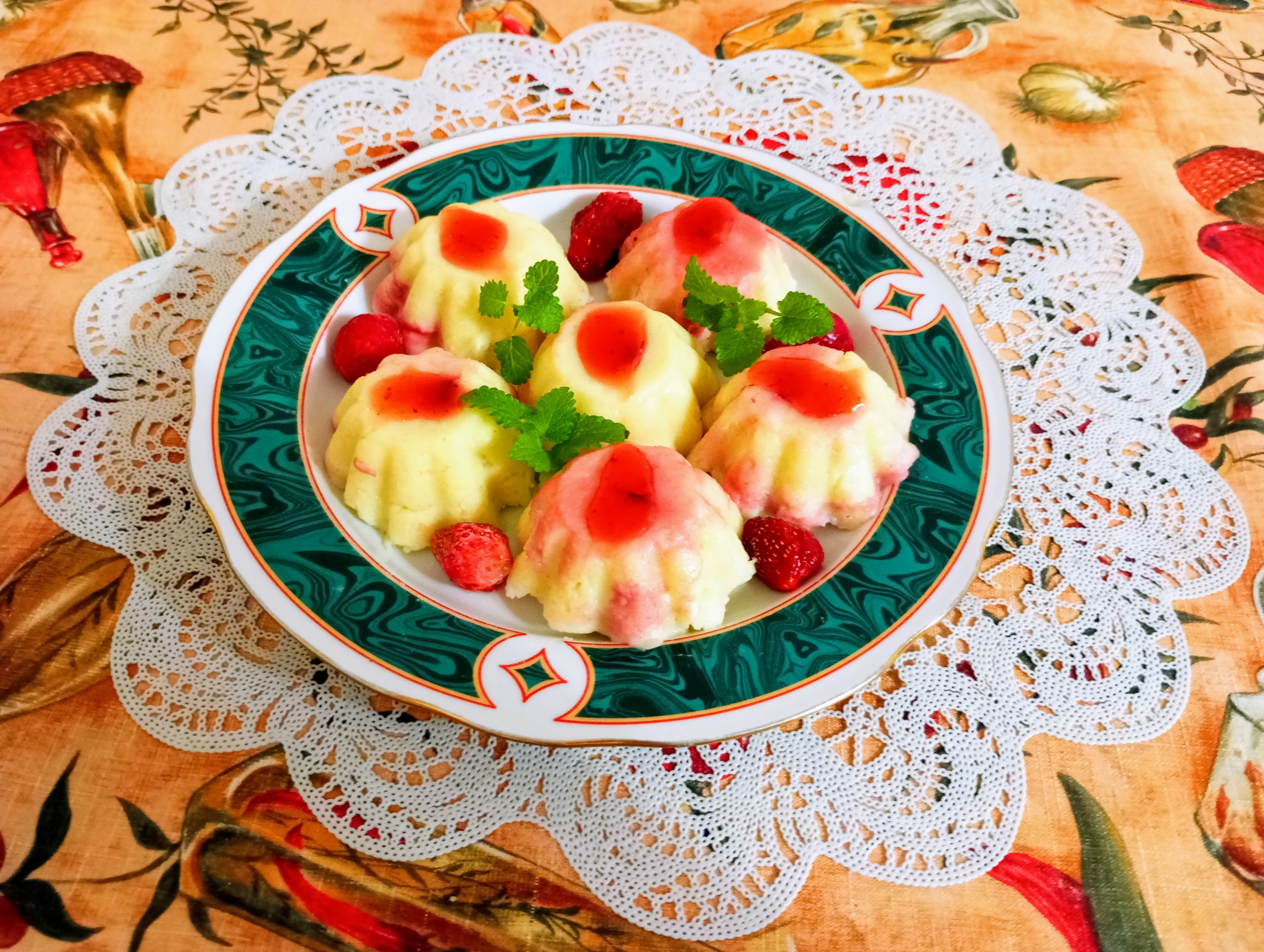 Ленивые вареники с клубникой на пару в мультиварке