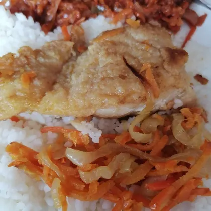 Рыба с луком и морковью с рисом
