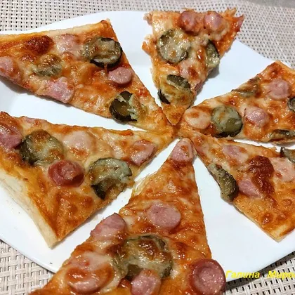 Пицца с сосисками и огурцами на слоеном тесте