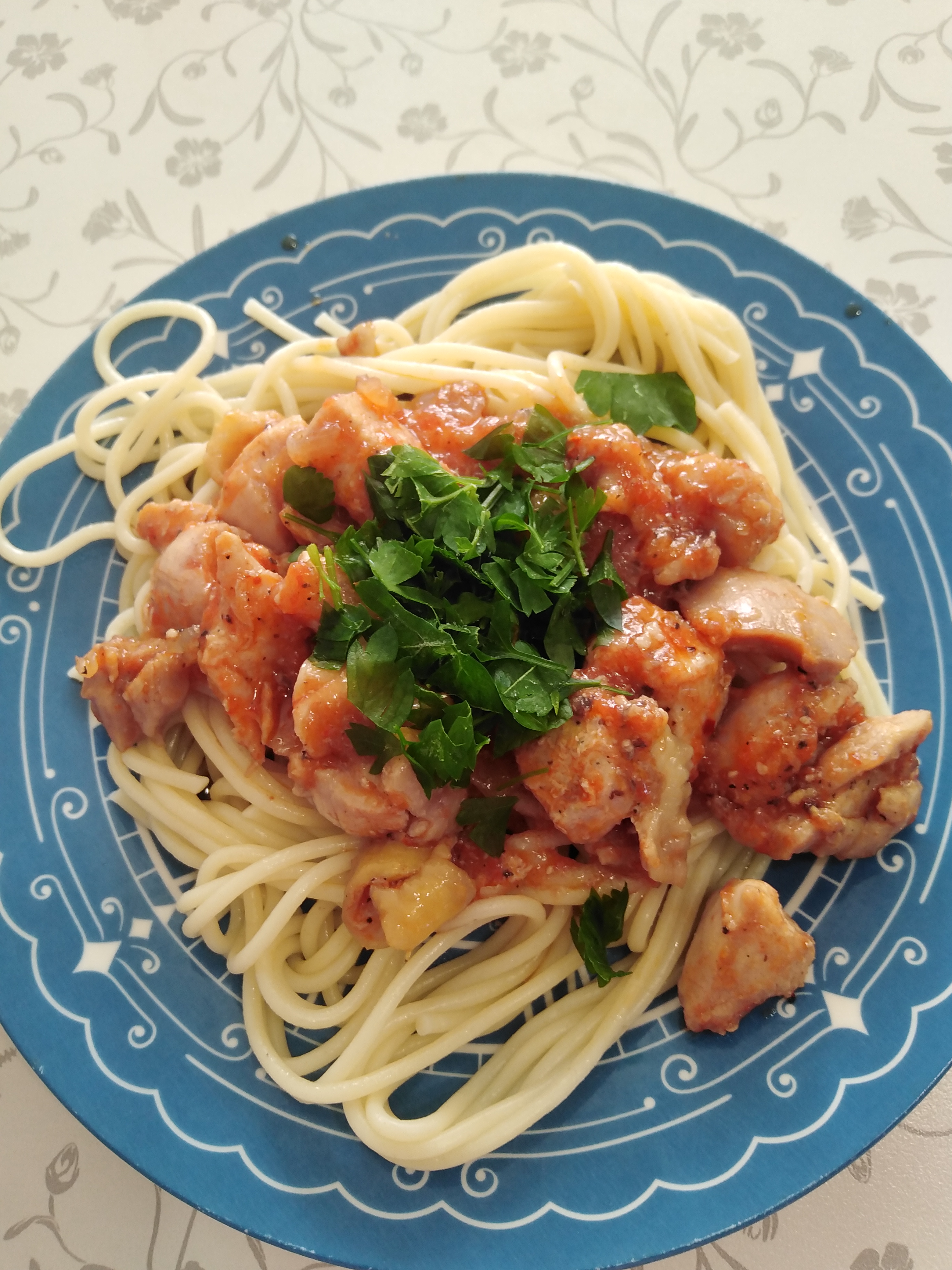 Курица в томатном соусе со спагетти