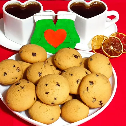 Печенье с шоколадкой крошкой и чашечка кофе – идеальный зимний вечер!