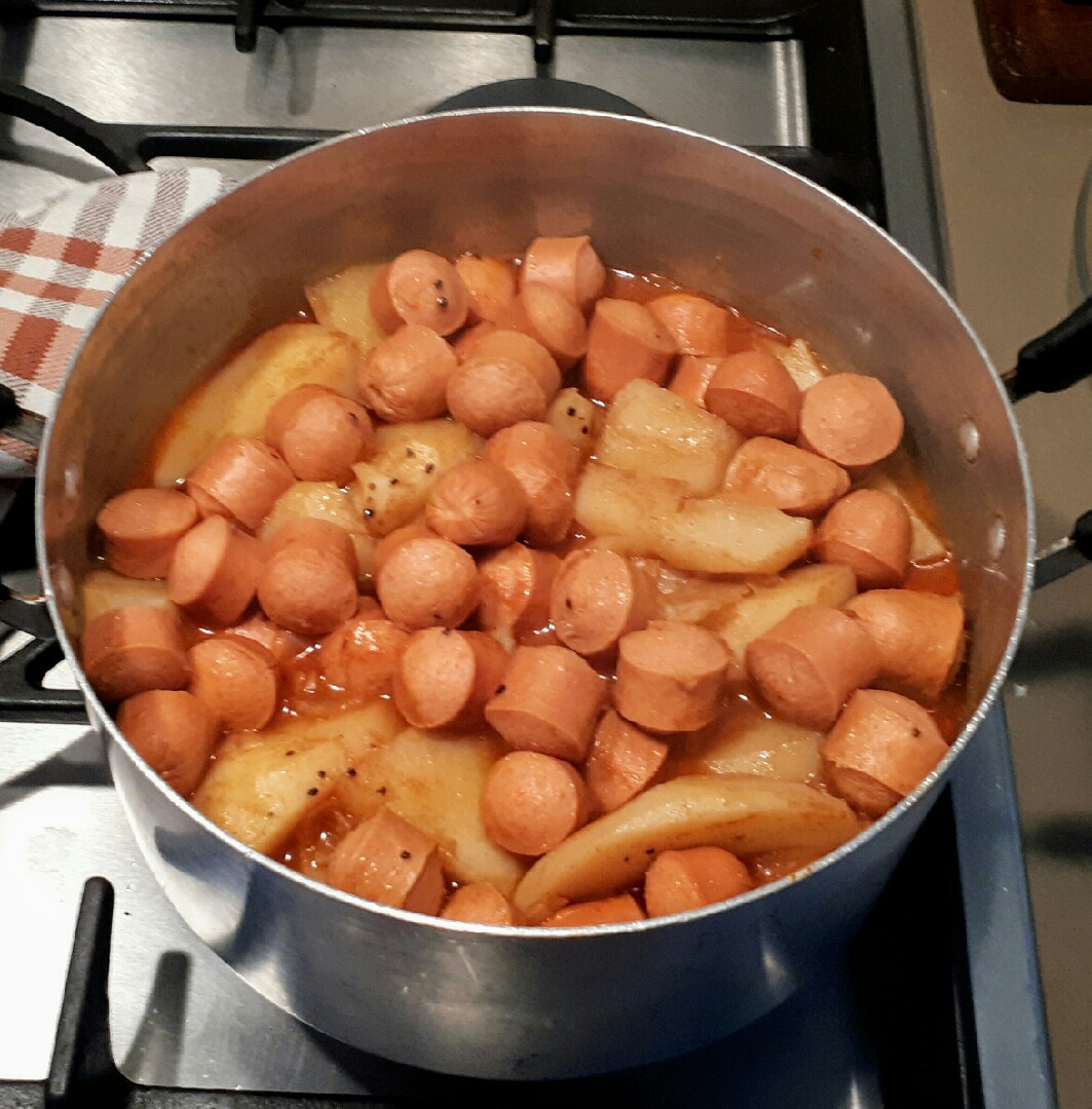 Тушеная картошка с овощами и охотничьими колбасками - рецепт с фото и описанием