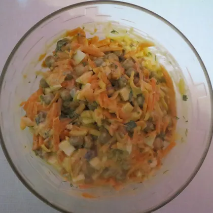 Салат с зелёным горошком, морковью, яйцом в соево-горчичной заливке