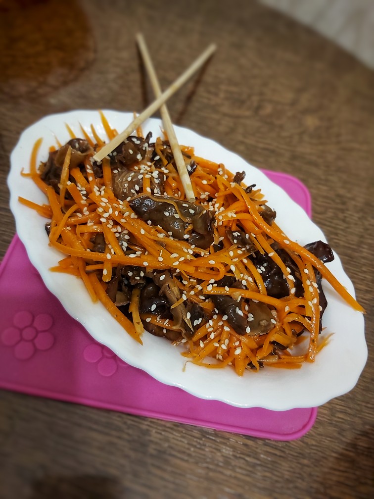 Грибы муэр с морковью по-корейски
