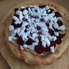 Пицца со свеклой, фетой и хумусом