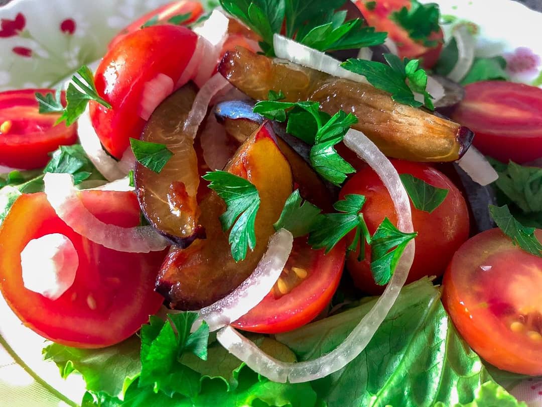 Салат со сливами