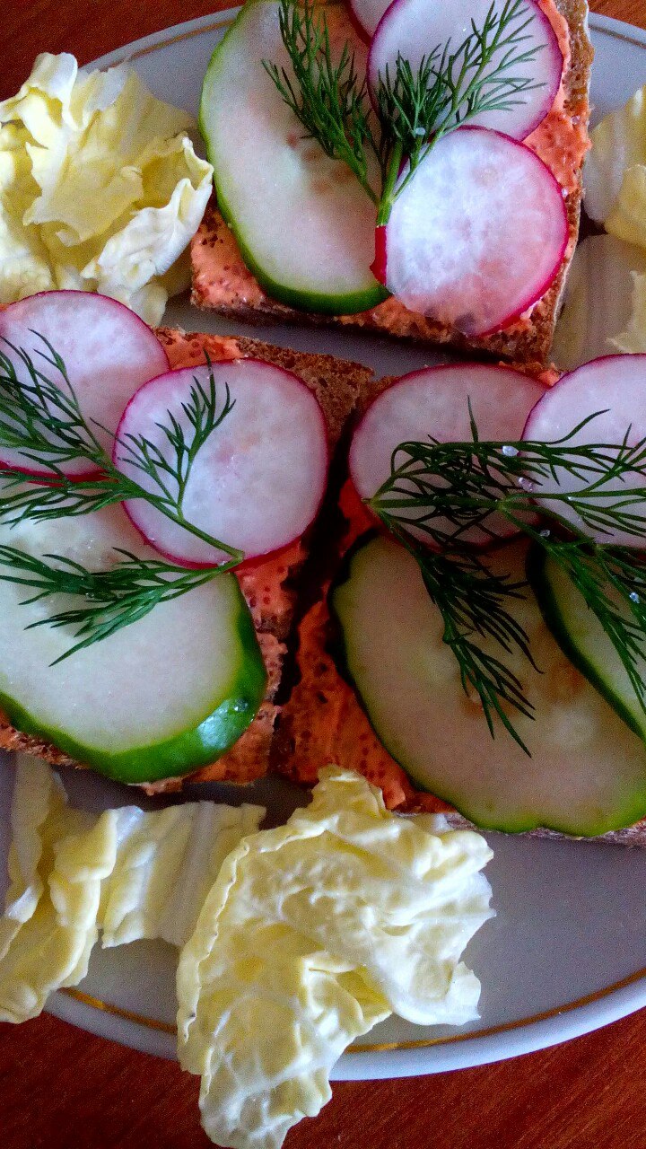 Бутерброды с копченой икрой