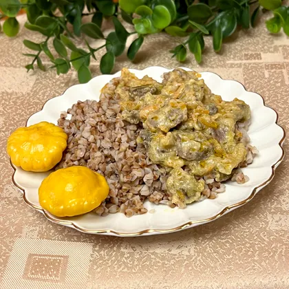 Куриные сердечки с овощами и гречкой