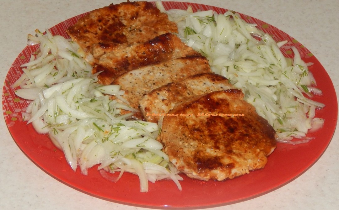 Отбивные с маринованным луком