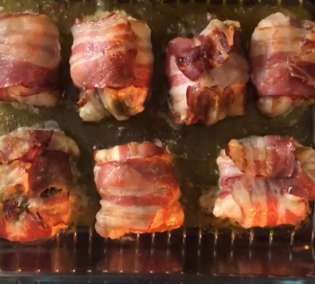 Куриные бедрышки с моцареллой и соусом песто в беконе