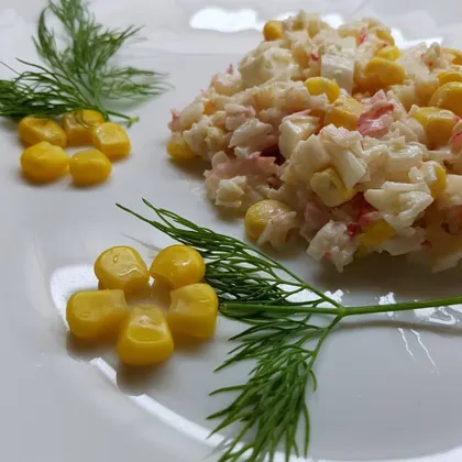 Салат с крабовыми палочками и кукурузой