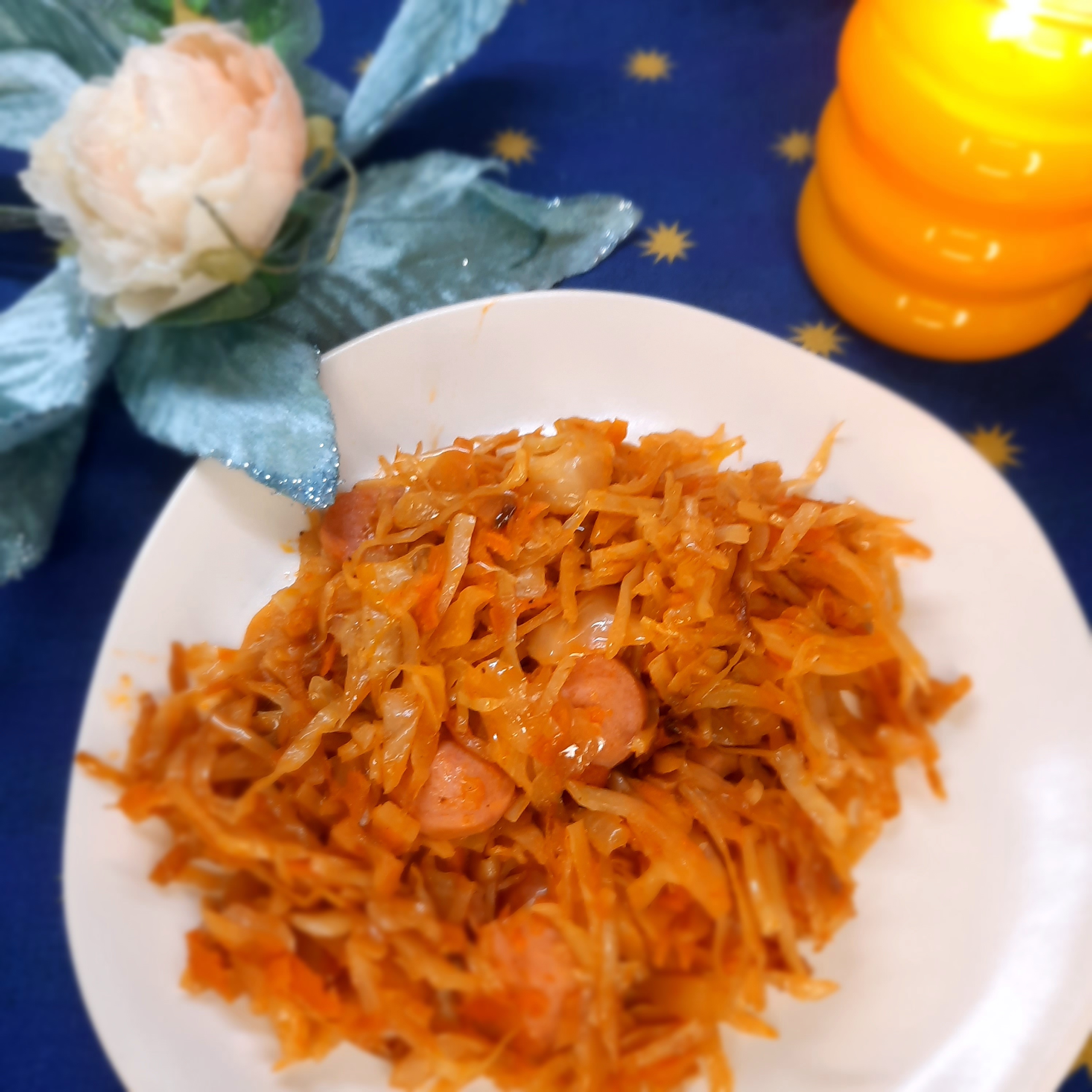 Капуста тушеная с сосисками 