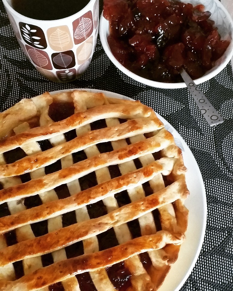 Пирог со сливовым вареньем