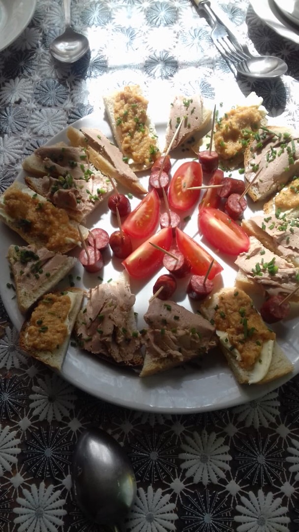 Бутерброды с паштетом и икрой