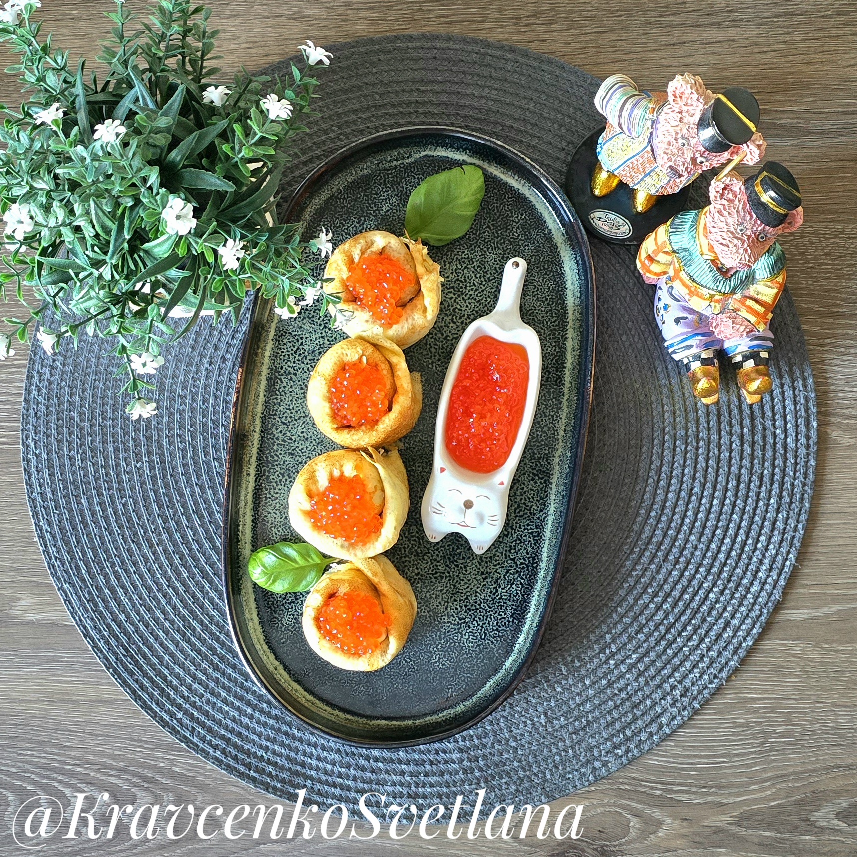 Блинчики с творожным сыром и икрой