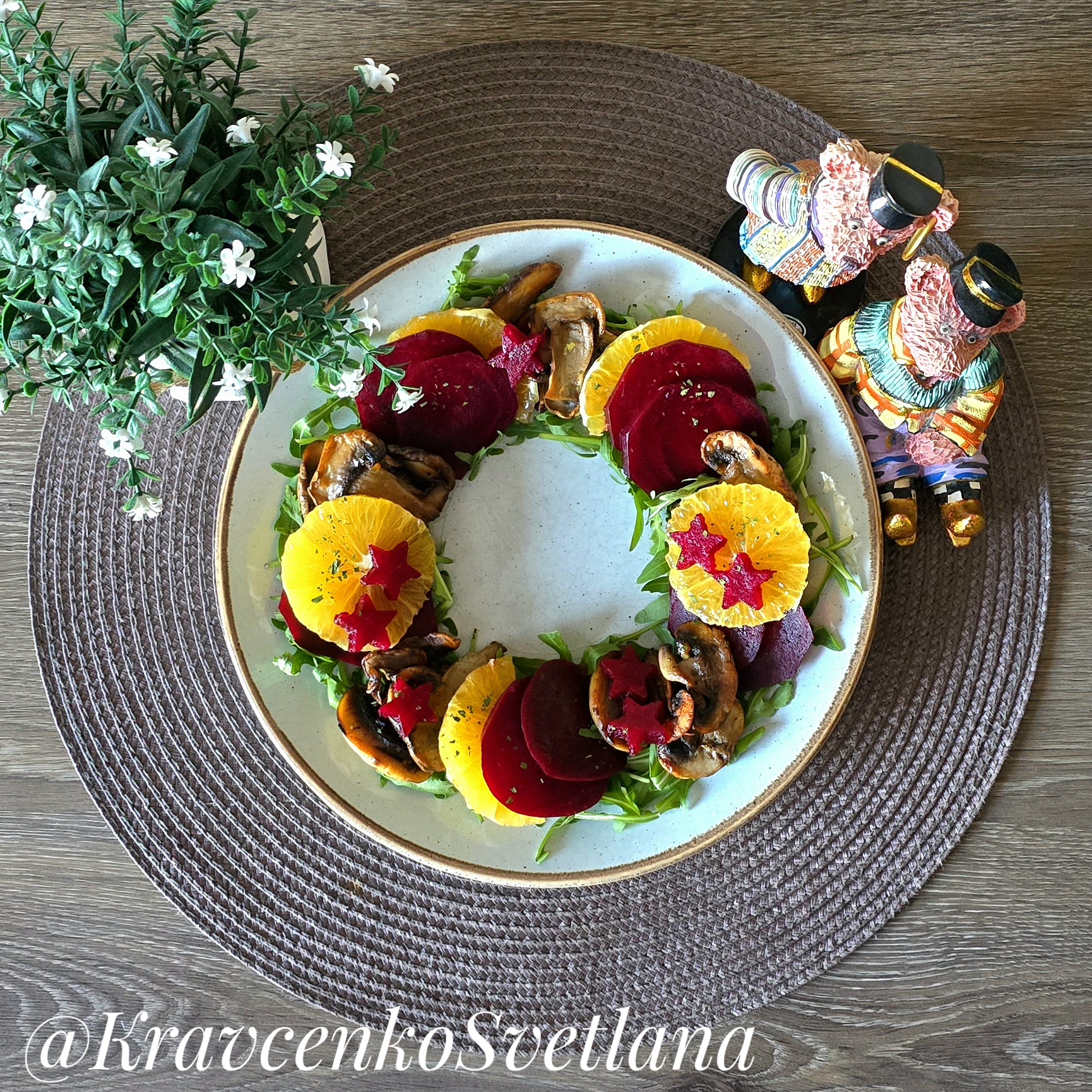 Салат со свеклой, жареными шампиньонами и апельсином