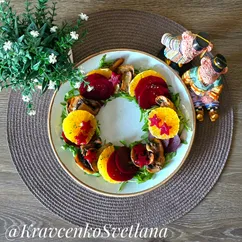 Салат со свеклой, жареными шампиньонами и апельсином