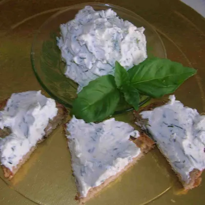 Мягкий творожный сыр с зеленью и чесноком