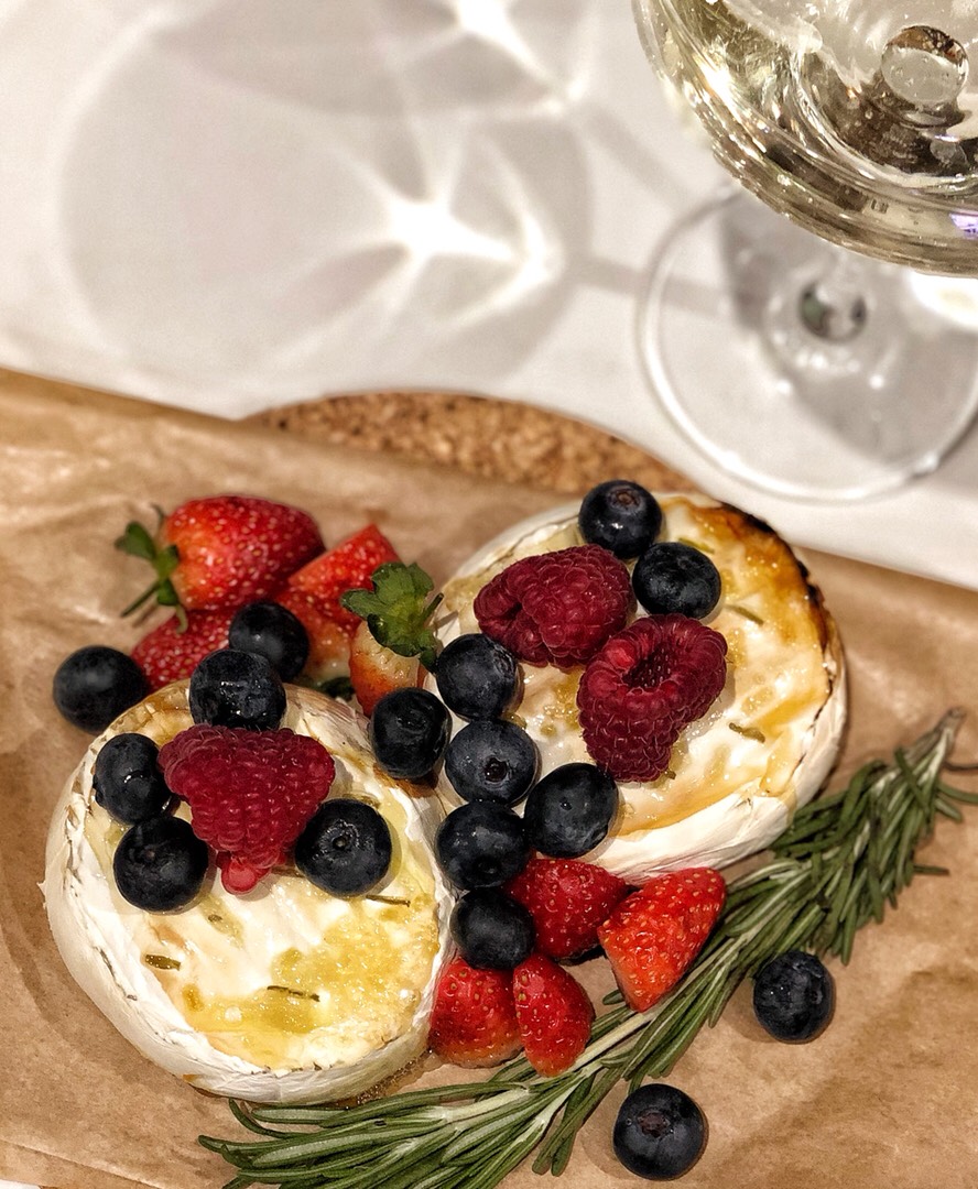 Запечённый сыр бри с медово-коньячным соусом и розмарином