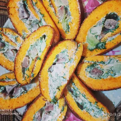Морковно-бисквитный закусочный рулет с сельдью