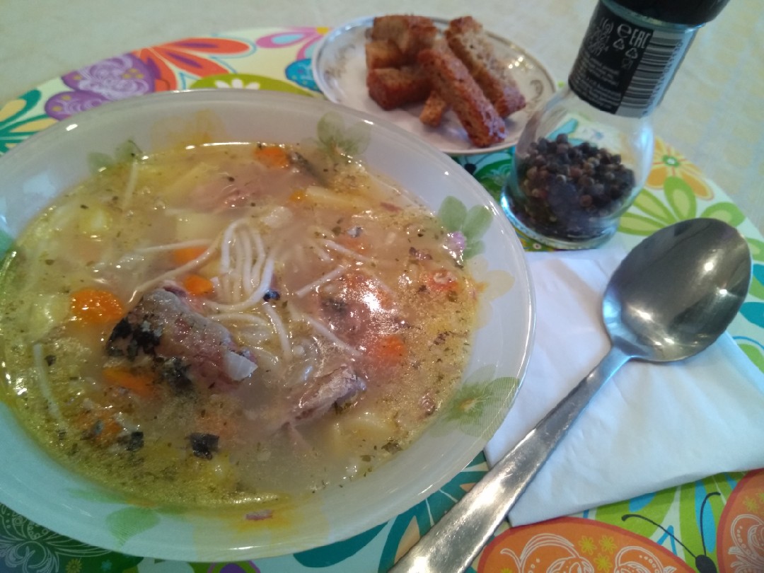 Рыбный суп из консервы с рисовой вермишелью